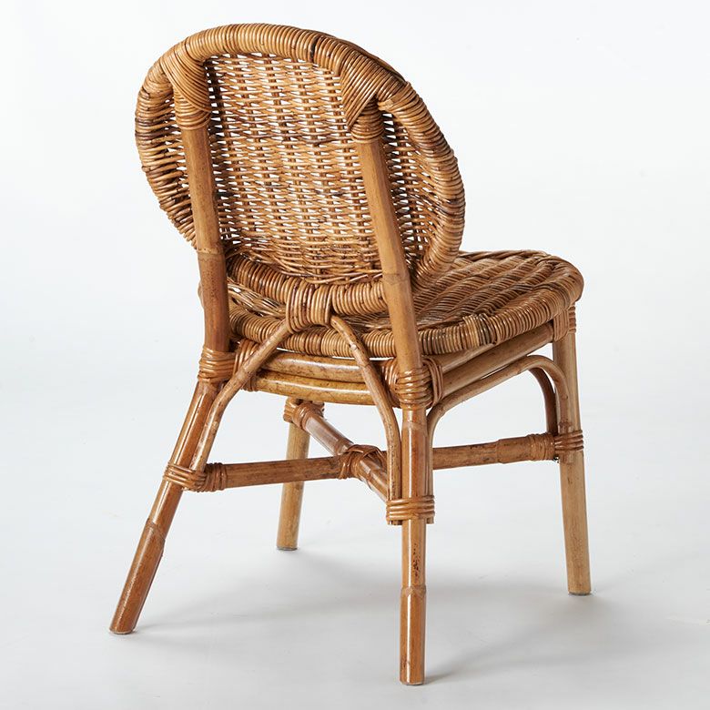 軽くて丈夫な皮付きのアラログラタンで編まれたダイニングチェアー[14151]