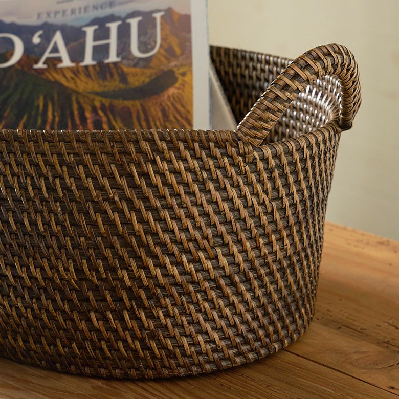 ラタンで編まれたハンドル付きの浅型オーバル収納バスケット（M