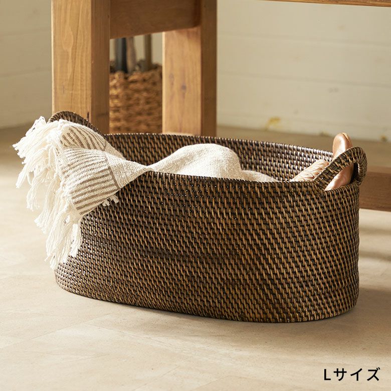 ラタン製オーバル収納バスケット ラタンで編まれたハンドル付きの浅型オーバル収納バスケット