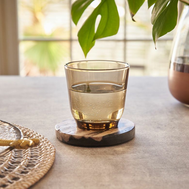 フォッシルストーンと呼ばれる木の化石で作られた丸いコースター4枚