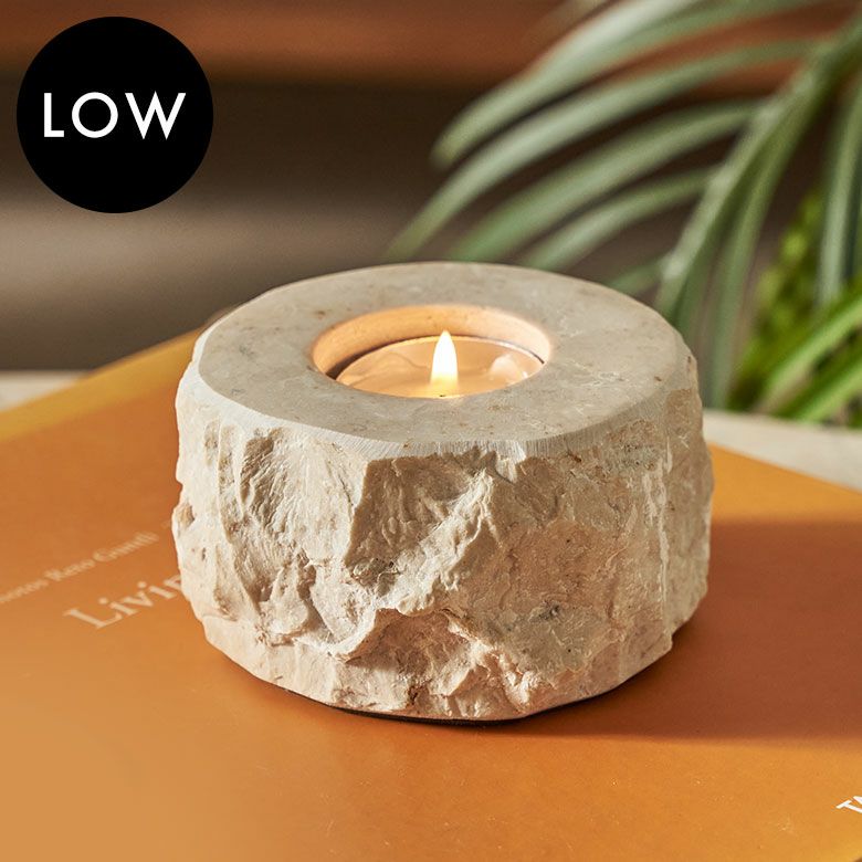 高級感溢れるアイボリー色の大理石を彫って作られたティーライト