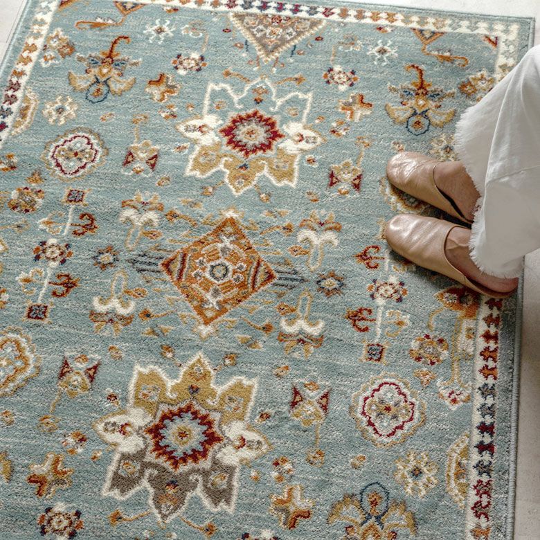 豊かな色彩でエキゾチックなペルシャ絨毯風のデザインが再現された